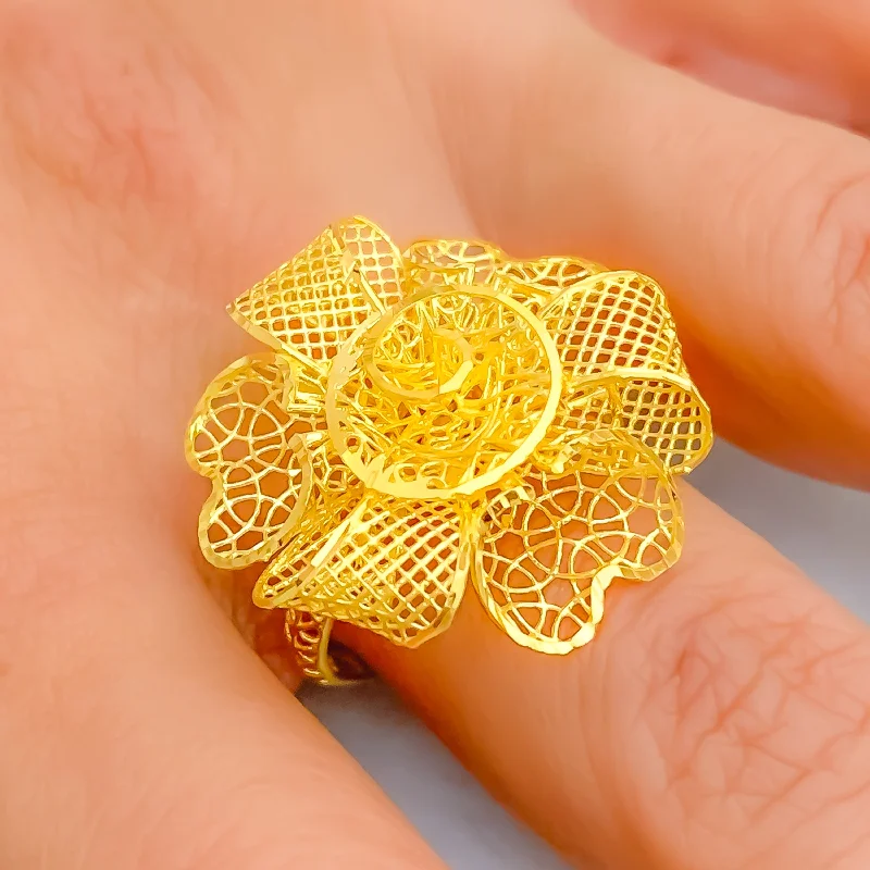 Beautiful gemstone rings for women-Fashionable Exquisite Gold Ring